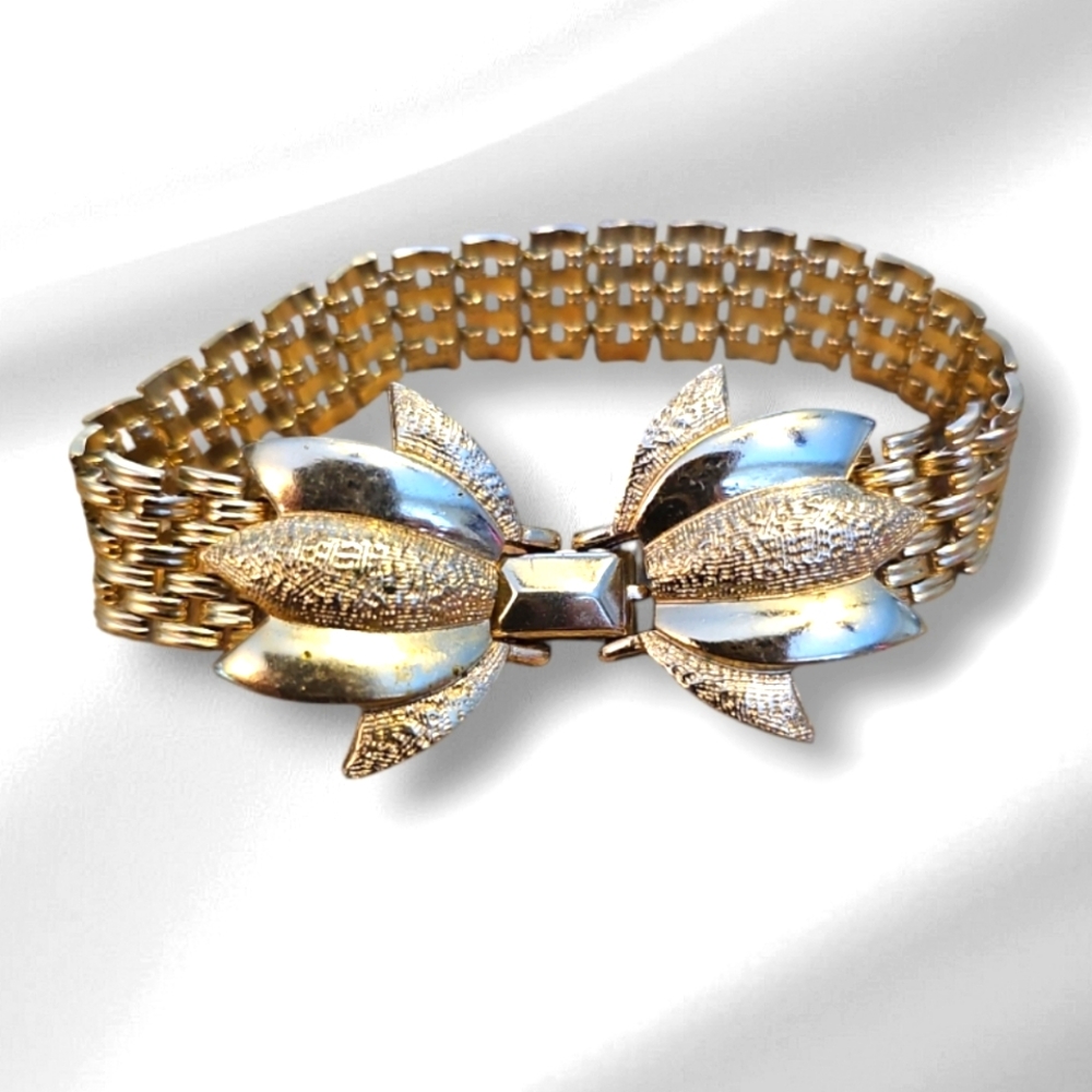 Rare Find,1960,Vintage & Charming Gold Tone Bracelet Basket Wave